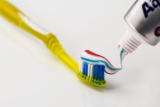 Diş Macununun Tüp İçi Gizemi: Neden kapağı açık kalınca anında kuruyor da, tüpün içinde yıllarca taptaze kalabiliyor? İçinde özel bir yaşam formu mu var yoksa tüpün kendi mi ayrı bir evren? Görseli