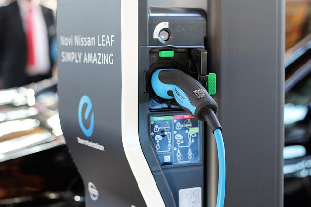 Madem şarja takıp aynı anda telefonu kullanıyoruz, bu durumda telefon şarj mı oluyor, deşarj mı oluyor, yoksa kendini tüketirken aynı anda yenileyen bir çeşit 'sonsuz enerji paradoksu' mu yaratıyor? Görseli